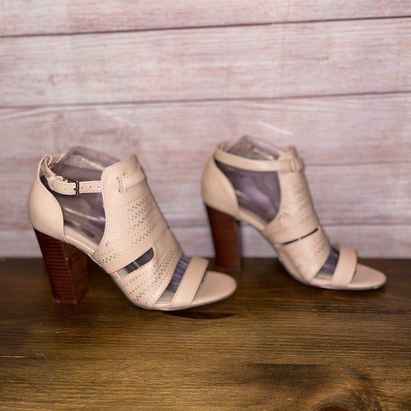 Violet & Red Stitchfix  Heel Blush 8.5 biege cream buckle strap square heel. - Picture 6 of 11